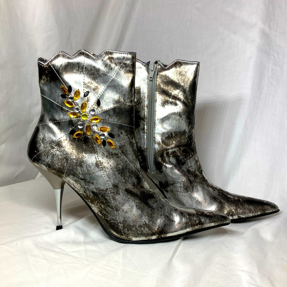 Lady Godiva Silver and Grey Metallic Heeled Booties with jewels, size 7.5